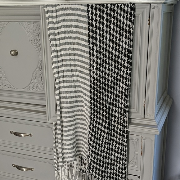 Scarf ❤️ - Picture 2 of 3